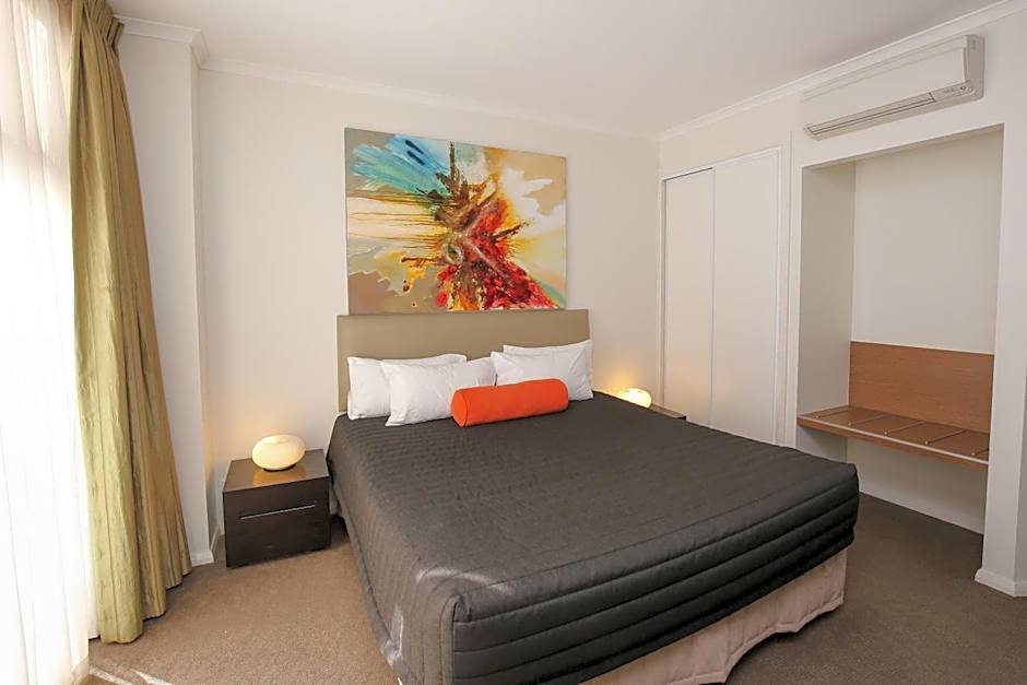 Indulge Apartments - Ontario