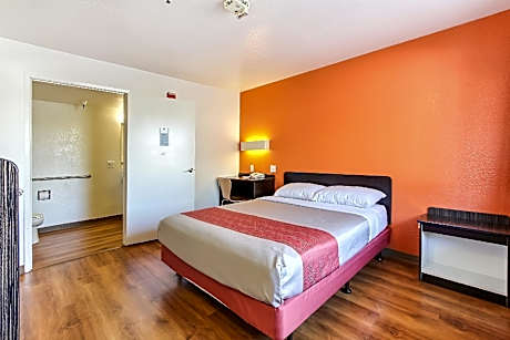 Queen Room - Disability Access - Roll in Shower