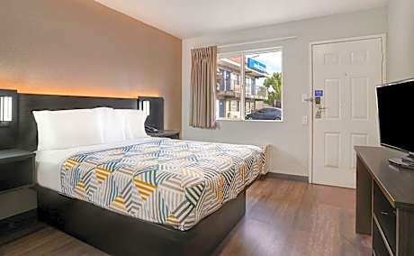 Queen Room - Disability Access - Roll in Shower