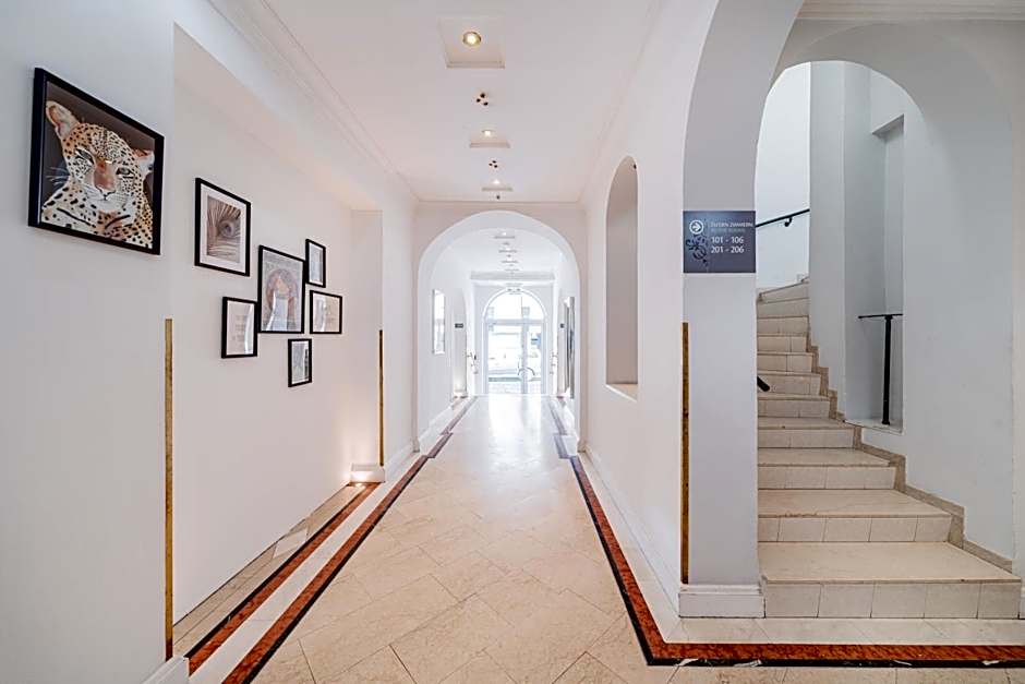 Self-Check-In Hotel Adlon