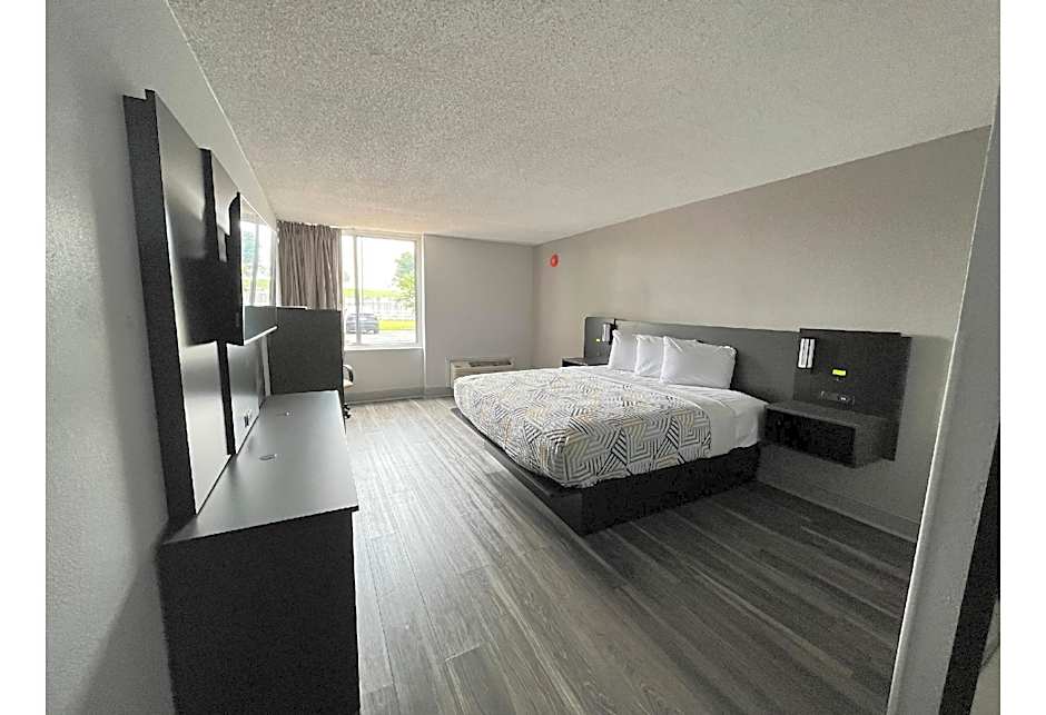 Photo 1 of 5 of 1 King Bed, Mobility Accessible, Bathtub