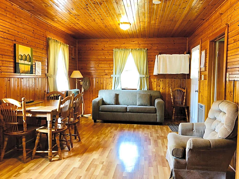 Green Gables Bungalow Court