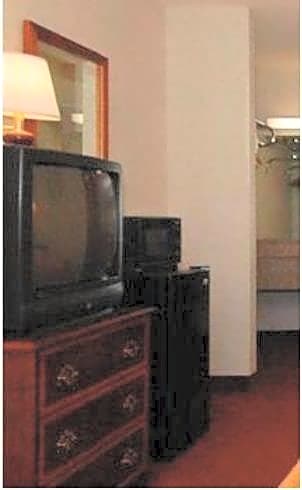 Econo Lodge Inn & Suites Forest