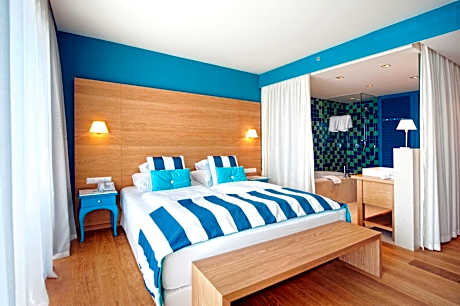 Deluxe Room with Balcony and Sea View