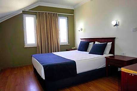 Family Room (2 Adults + 1 Child)