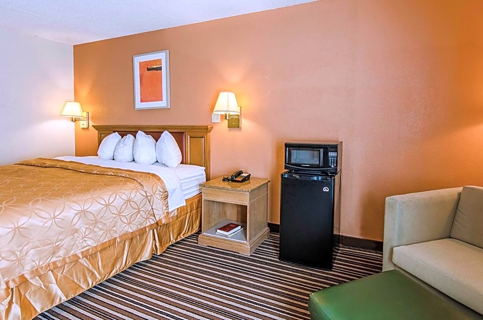 Econo Lodge Inn & Suites