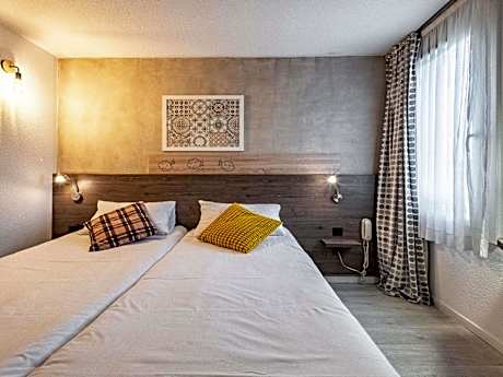 POP Room with Two Single Beds