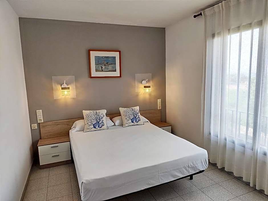 Photo 1 of 2 of 1 Double Bed or 2 Beds