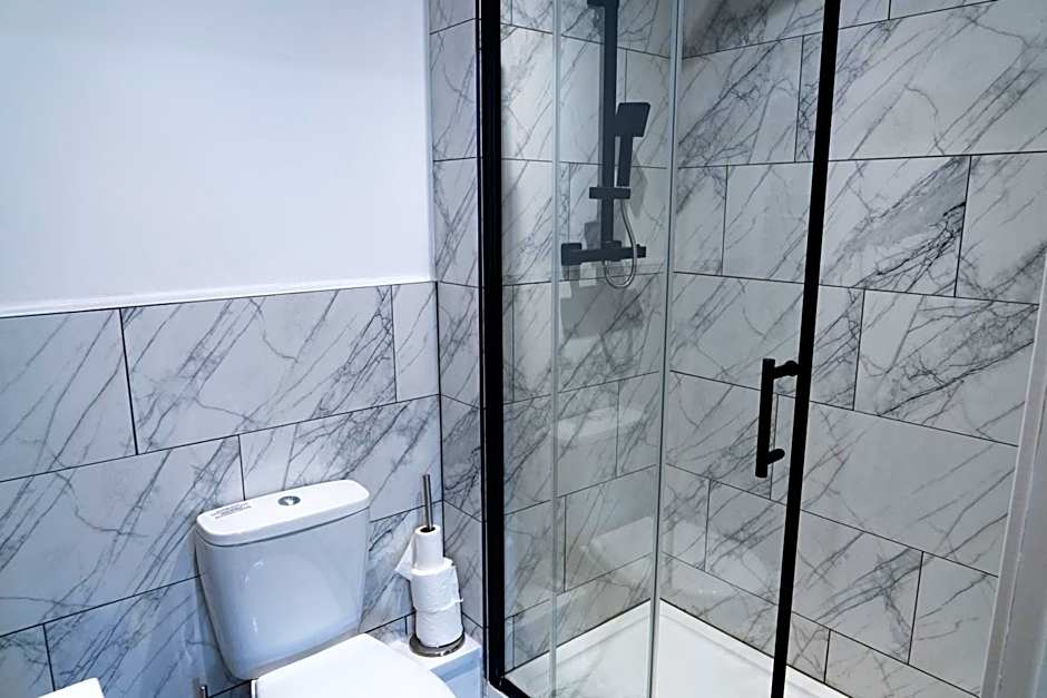 Studio & 1 Bedroom Apartments - PE1 - Contractor Friendly - Free Parking - Sofa Beds - Sky TV - Full Kitchen - Washer Dryer - WiFi