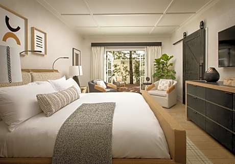 ADA Garden Shower Guestroom