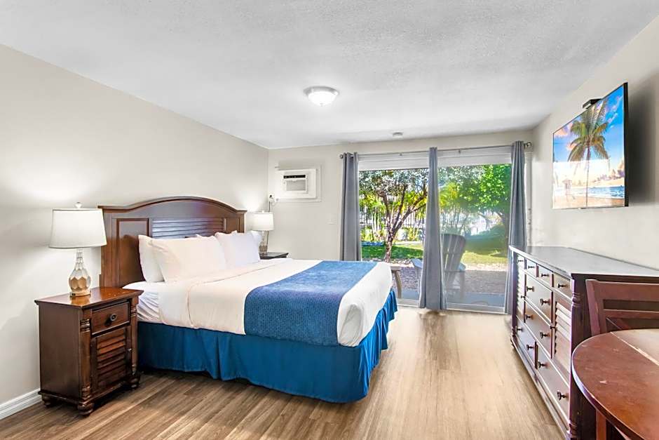 Photo 1 of 6 of 1 King Bed, Pool View