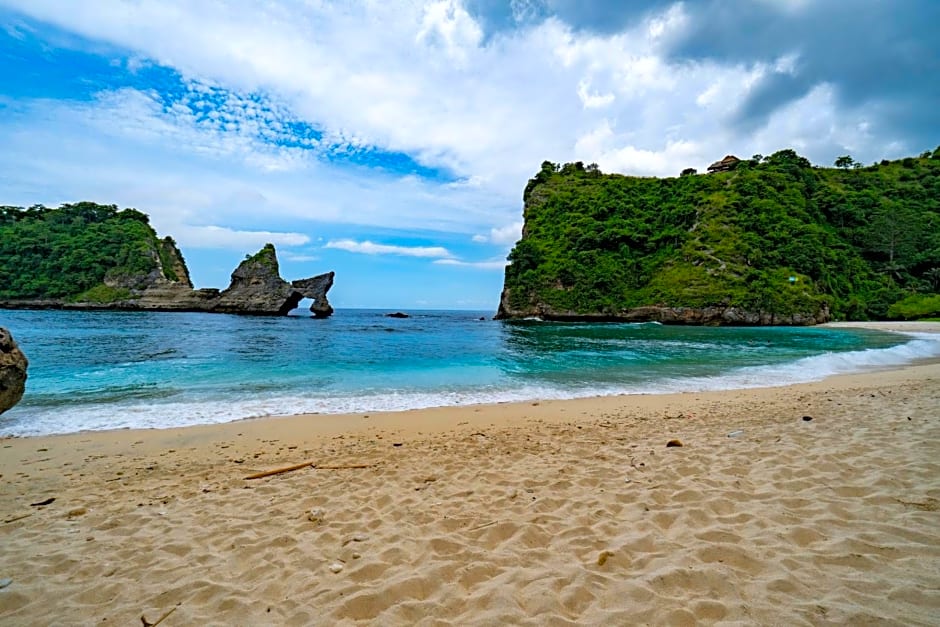 Samuh Sunset Nusa Penida by Pramana Villas