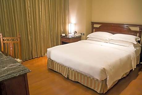 Standard Queen Room (No Window)