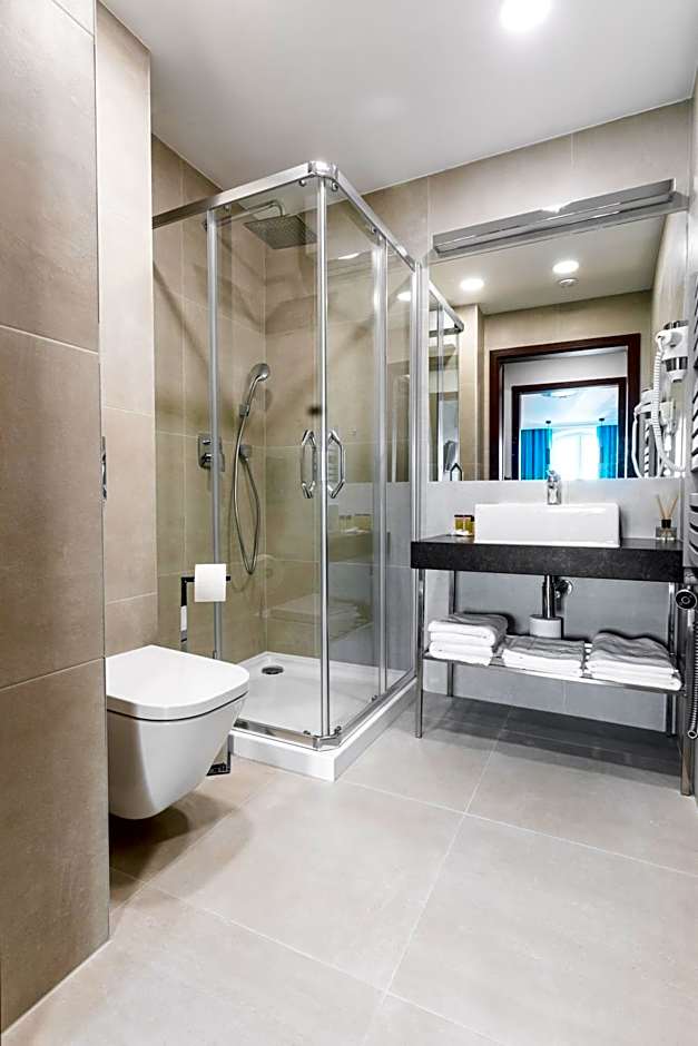 Forrest Apartments & Hostel