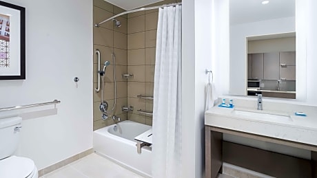 Accessible Riverview One Bedroom Suite/Tub | Two Queen Beds