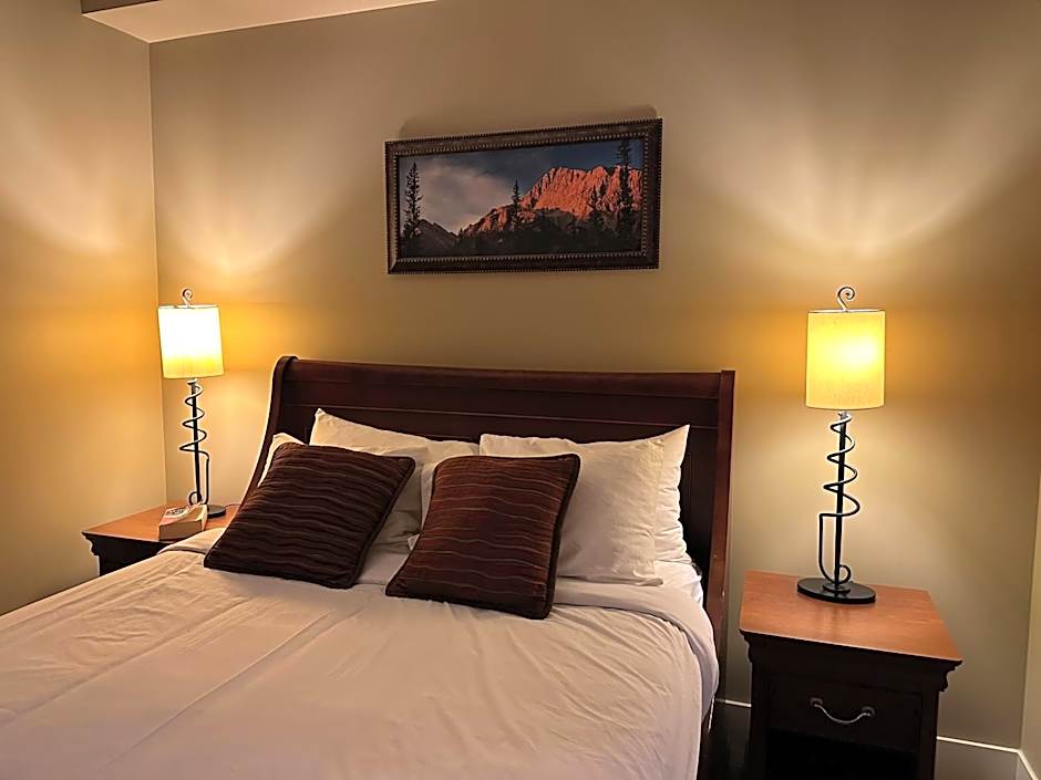 Solara Escape - 2BR Retreat with Pool - Hot Tub - Gym - Spa