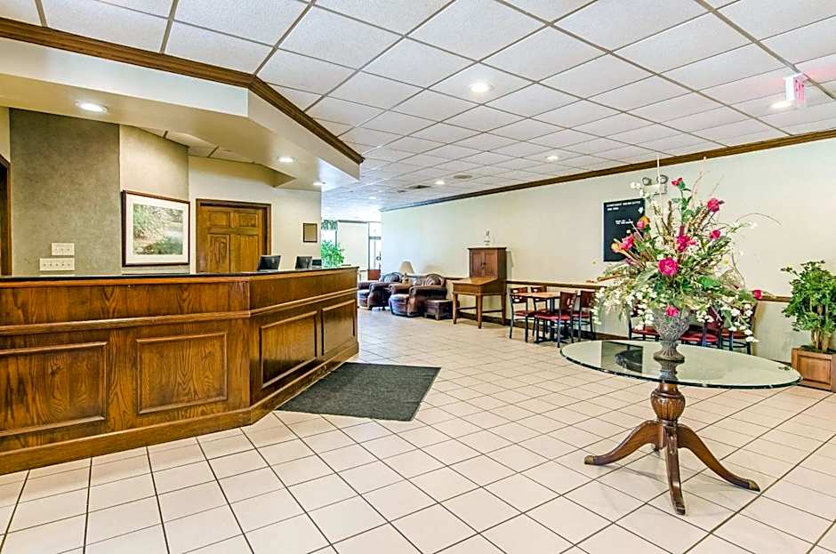 Econo Lodge Inn & Suites Norton - Wise South