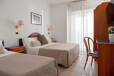 Deluxe Quadruple Room with Lateral Sea View