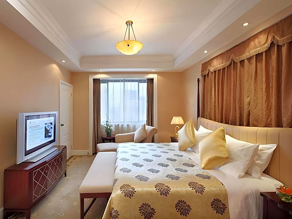 Photo 1 of 9 of Deluxe 1 Queen Bed