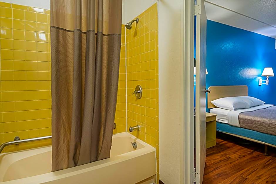 Motel 6-Knoxville, TN - North