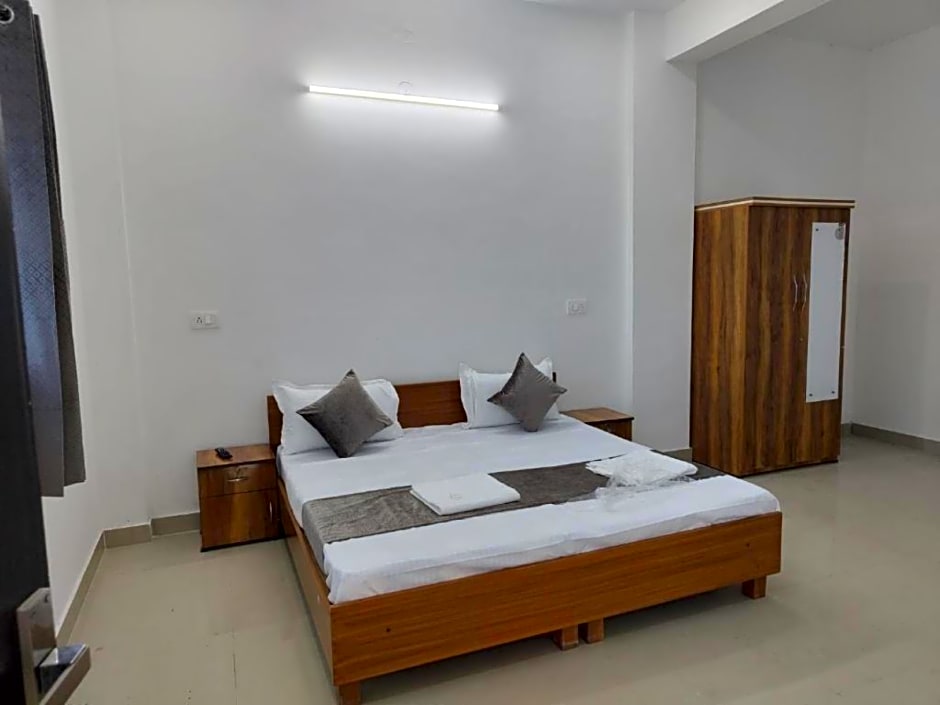 Goroomgo Komfy Stayz Dehradun