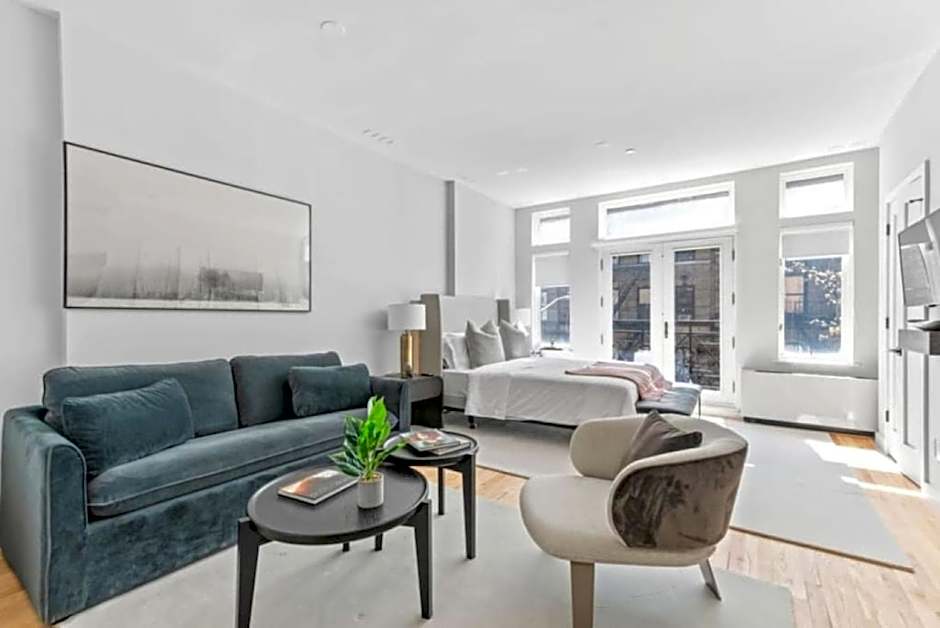 Luxe Studio w Juliet Balcony in Upper East