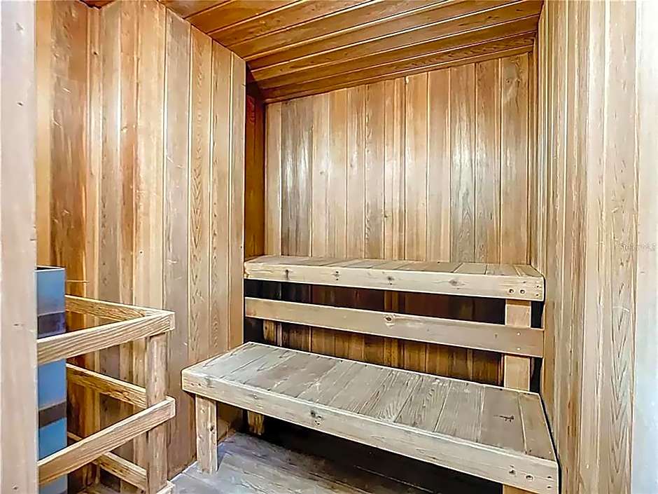 Luxury Beachfront Studio - Private Balcony with Ocean View - Heated Pool - Hot Tub - Tiki Bar - Sauna