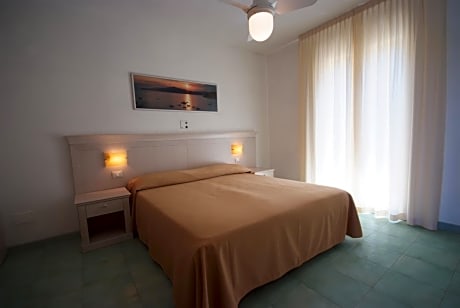 Superior One-Bedroom Apartment (4 Adults)