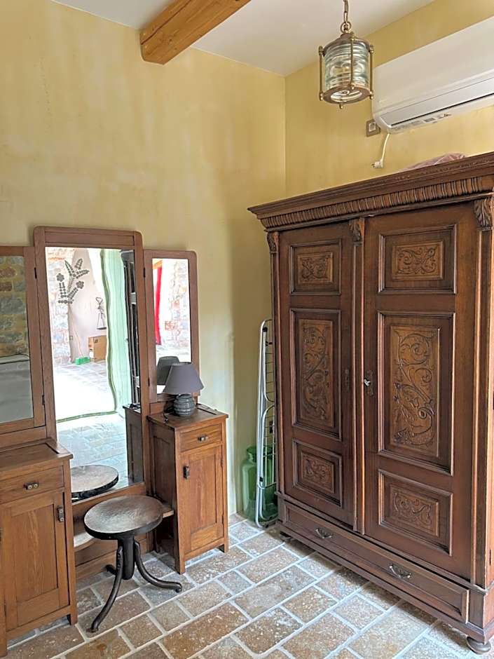 Arapis Rooms & Suites