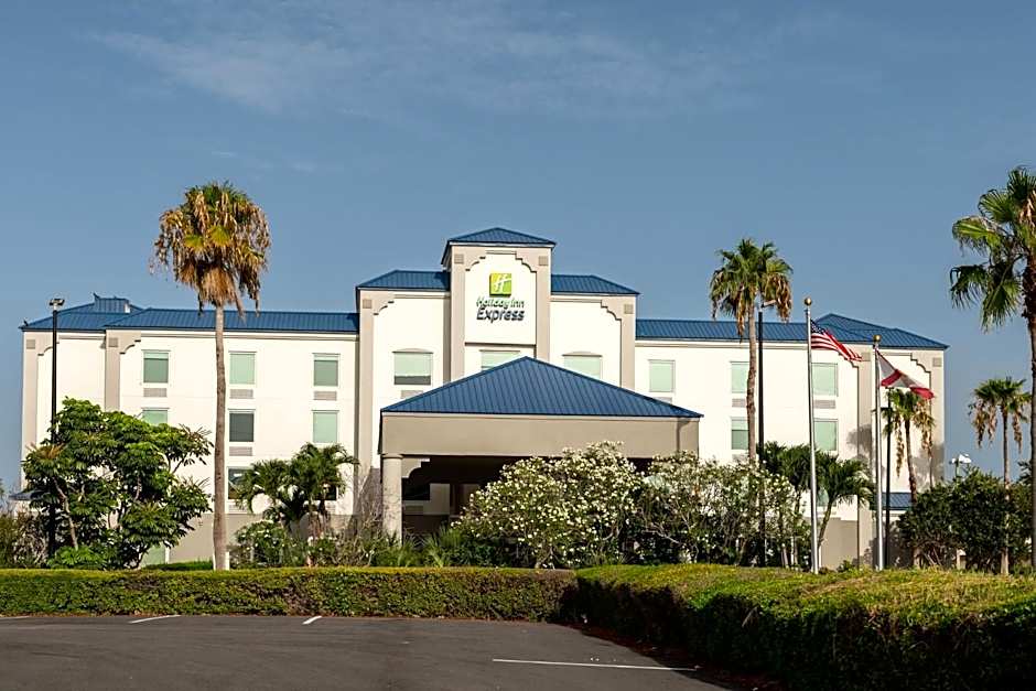 Holiday Inn Express Hotel & Suites Cocoa Beach By IHG