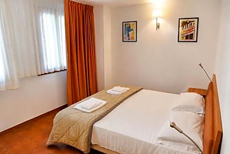 Superior One-Bedroom Apartment (4 Adults)
