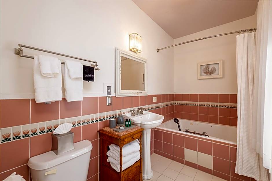 Nantucket Whale Inn, Half Moon Bay