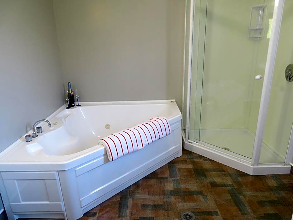 Commodore Court Motel