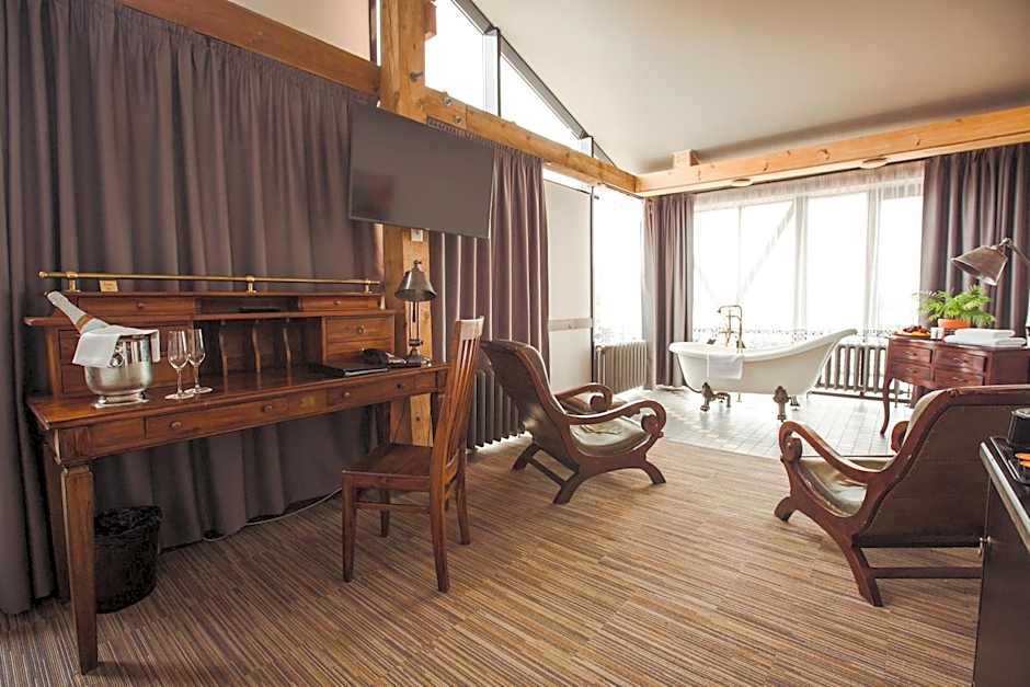 Photo 1 of 6 of Suite