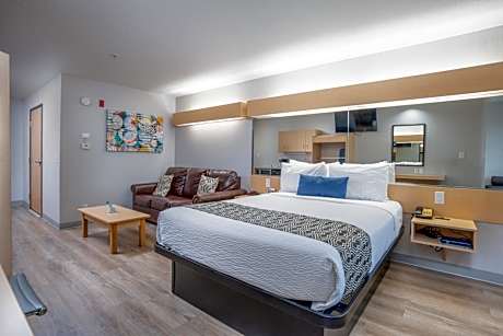 Queen Studio Suite - Non-Smoking
