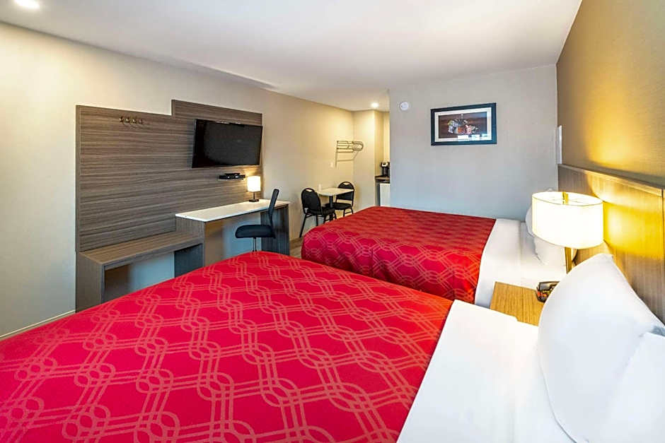 Econo Lodge Inn & Suites