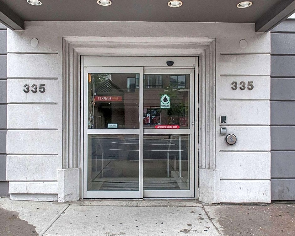 Econo Lodge Inn & Suites Downtown