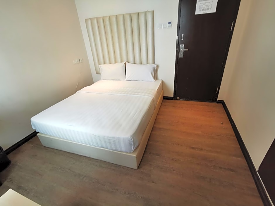 Ease Hotel