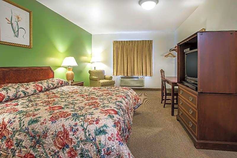 Passport Inn Paradise PA