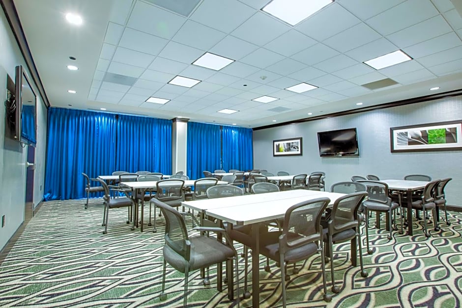 Holiday Inn Express and Suites North Charleston, an IHG Hotel