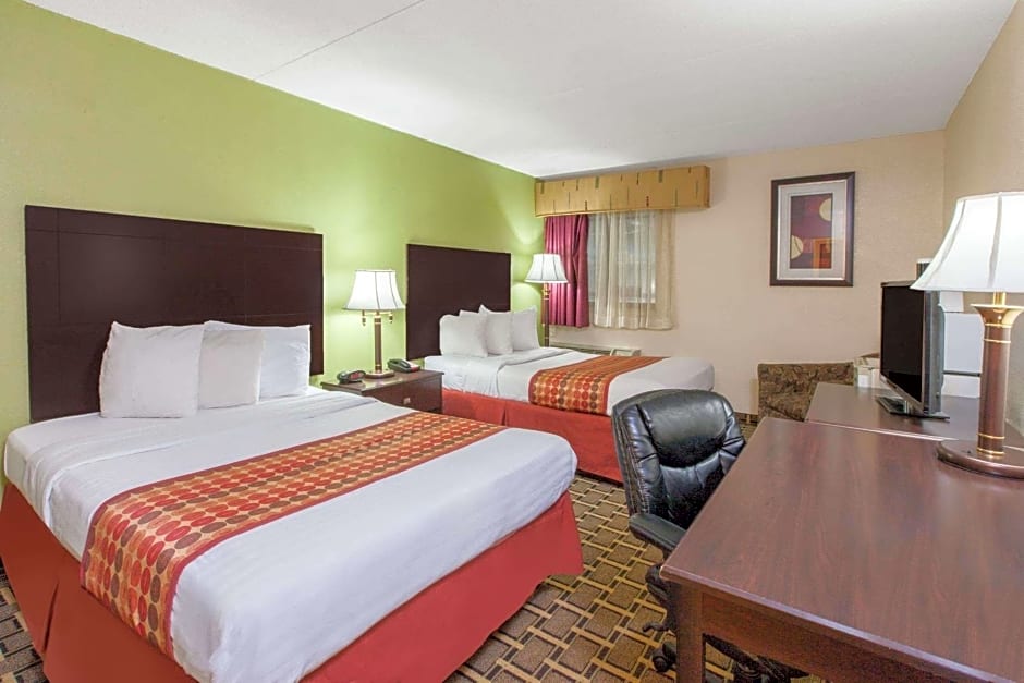 Days Inn & Suites by Wyndham Madison Heights MI