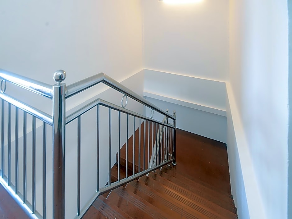 Super OYO 976 Dragon Inn