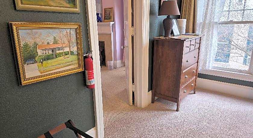 The Kings Throne Inn and Guest House