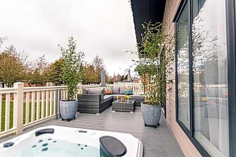 Primrose Lodge with Hot Tub