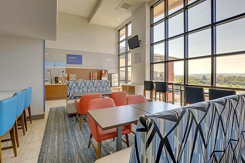 Holiday Inn Express Hotel & Suites Branson 76 Central By IHG
