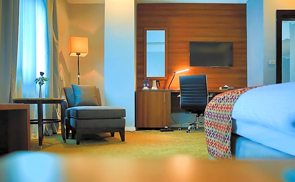 Photo 1 of 6 of Business Suite