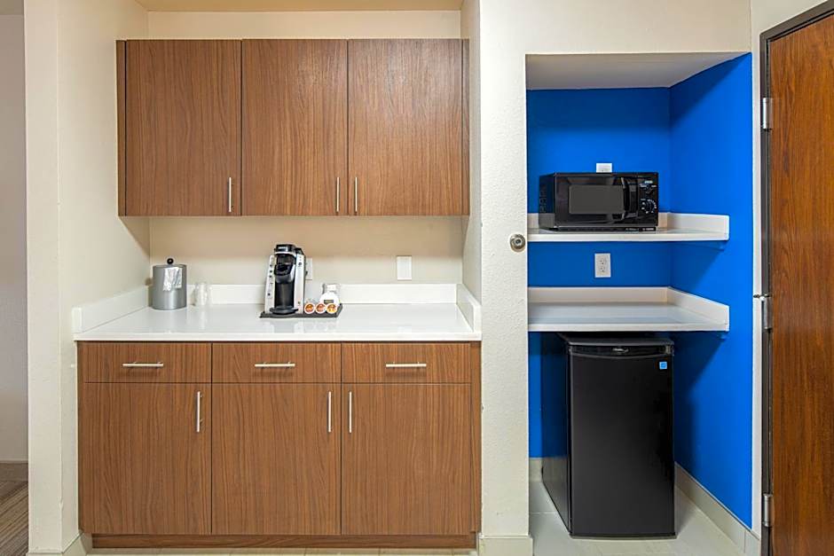 Holiday Inn Express & Suites N Waco Area - West By IHG