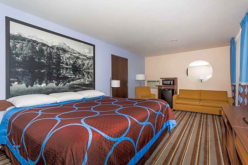 Super 8 by Wyndham Longmont/Twin Peaks