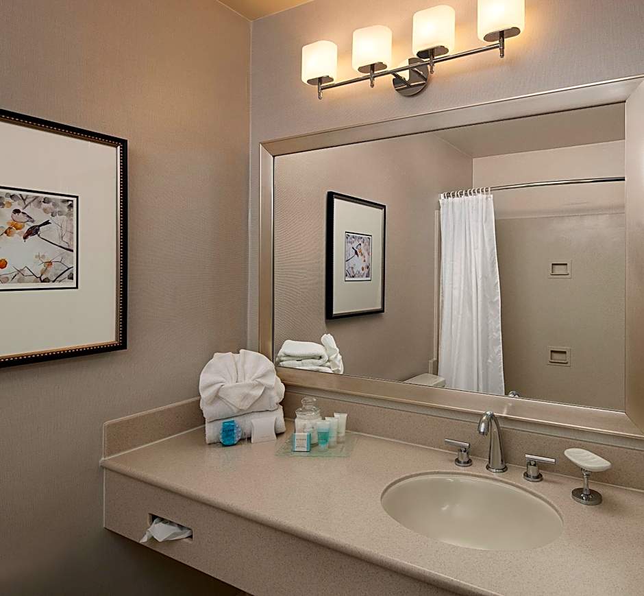 Pelican Inn & Suites