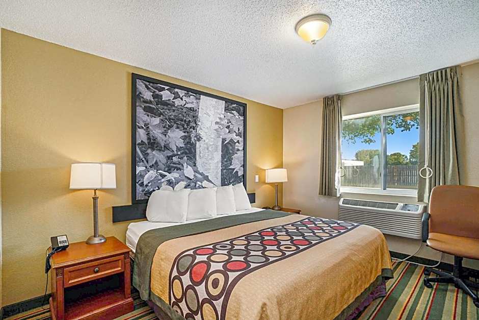 Super 8 by Wyndham Mt. Pleasant